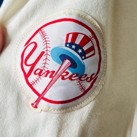 Majestic Cooperstown Collection Vintage Cream Yankees Embroidered Hoodie - Picture 6 of 8